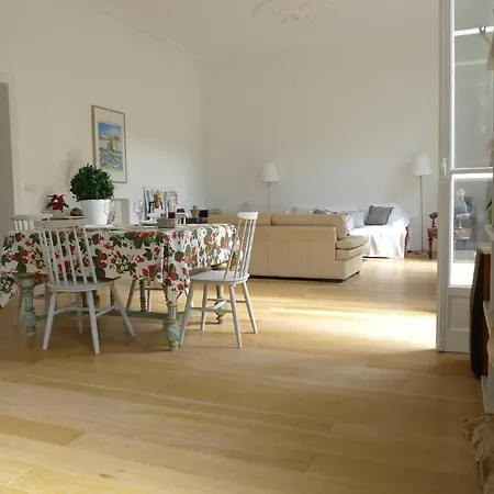 Maison D'hotes Emma Tiranty Pensjonat *